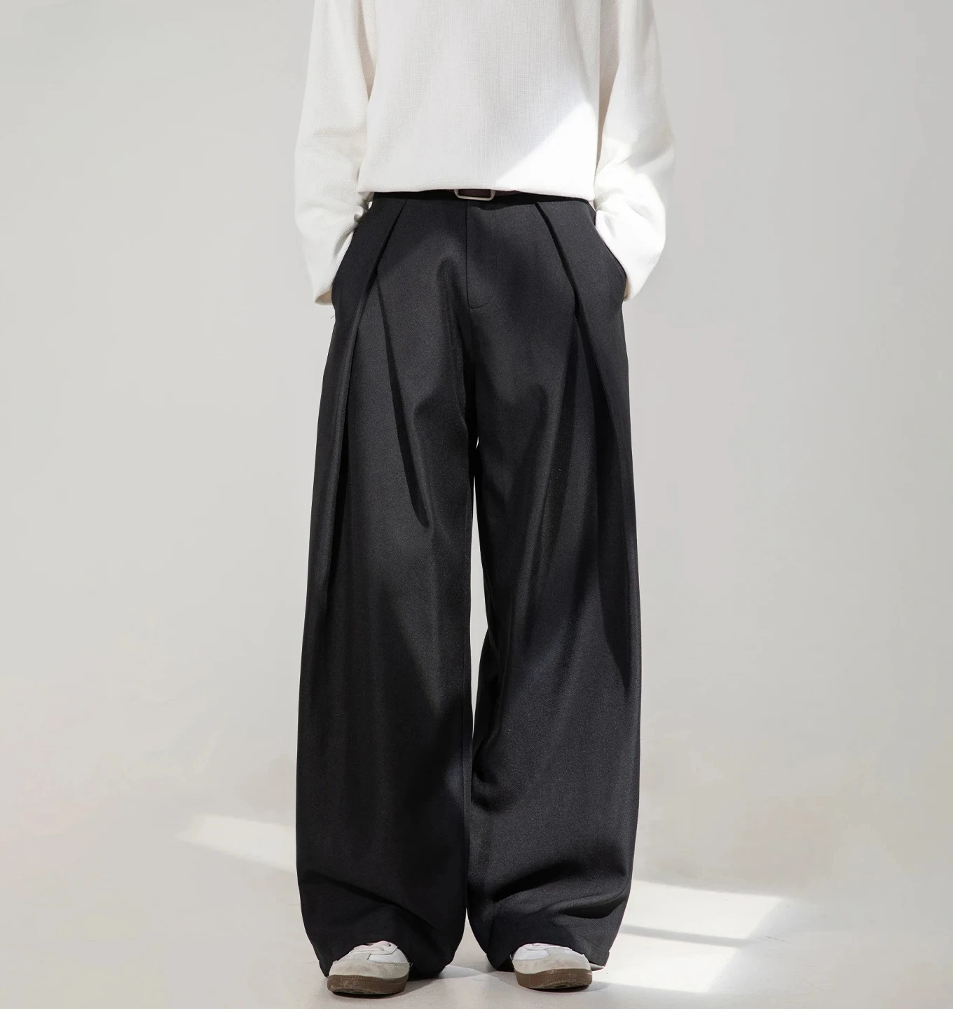 Мужские плиссированные брюки, драпированные брюки со складками, свободные прямые брюки для винтажной уличной одежды и элегантного повседневного офиса
Мужские плиссированные брюки, драпированные брюки со складками, свободные прямые брюки для винтажной уличной одежды и элегантного повседневного офиса