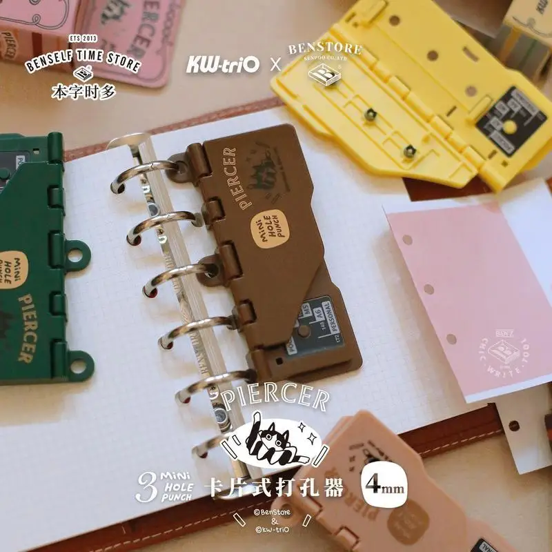 Дырокол для карт с 3 отверстиями, 4 мм, портативный переплетный станок для ноутбука с вкладышами M5/A7, ограниченная серия, офисные принадлежности
Дырокол для карт с 3 отверстиями, 4 мм, портативный переплетный станок для ноутбука с вкладышами M5/A7, ограниченная серия, офисные принадлежности