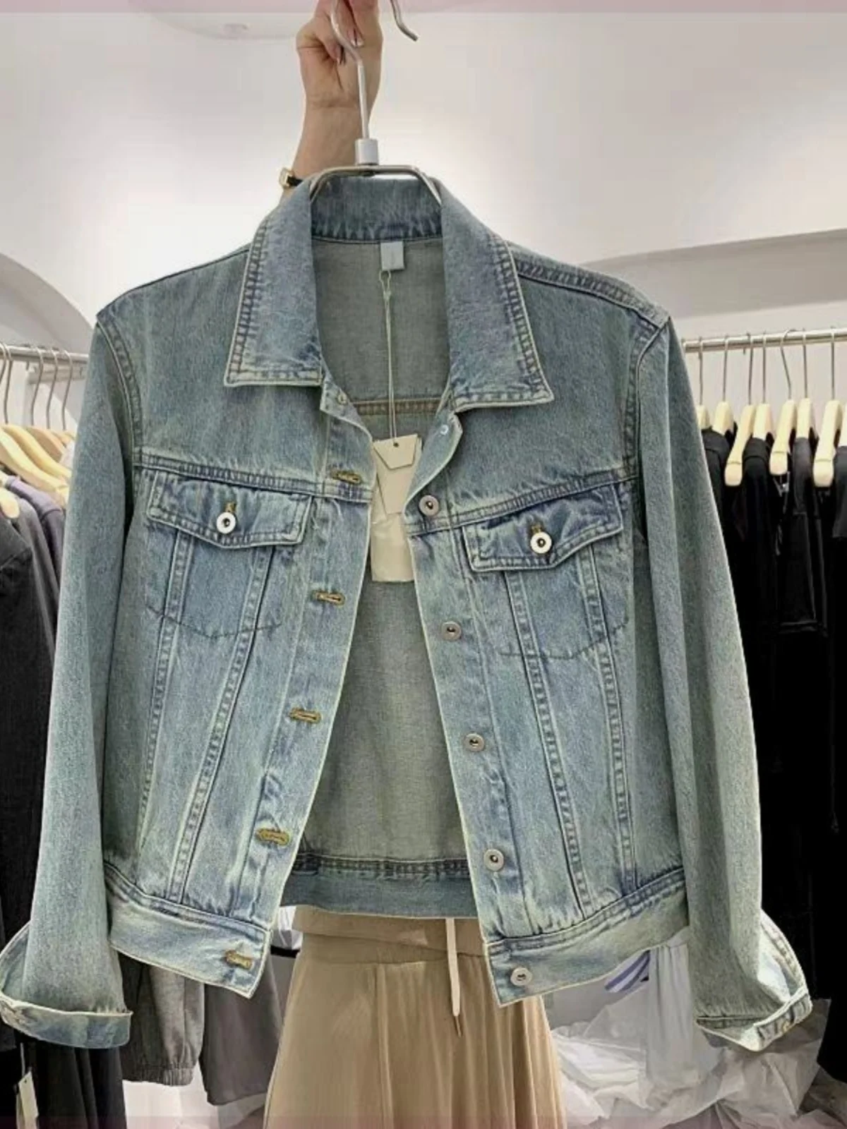 Loose Fit Light Wash Denim Jacket Women's Fashionable Autumn 2024 New Style Casual Collar Long Sleeve No Button Closure
Loose Fit Light Wash Denim Jacket Women's Fashionable Autumn 2024 New Style Casual Collar Long Sleeve No Button Closure