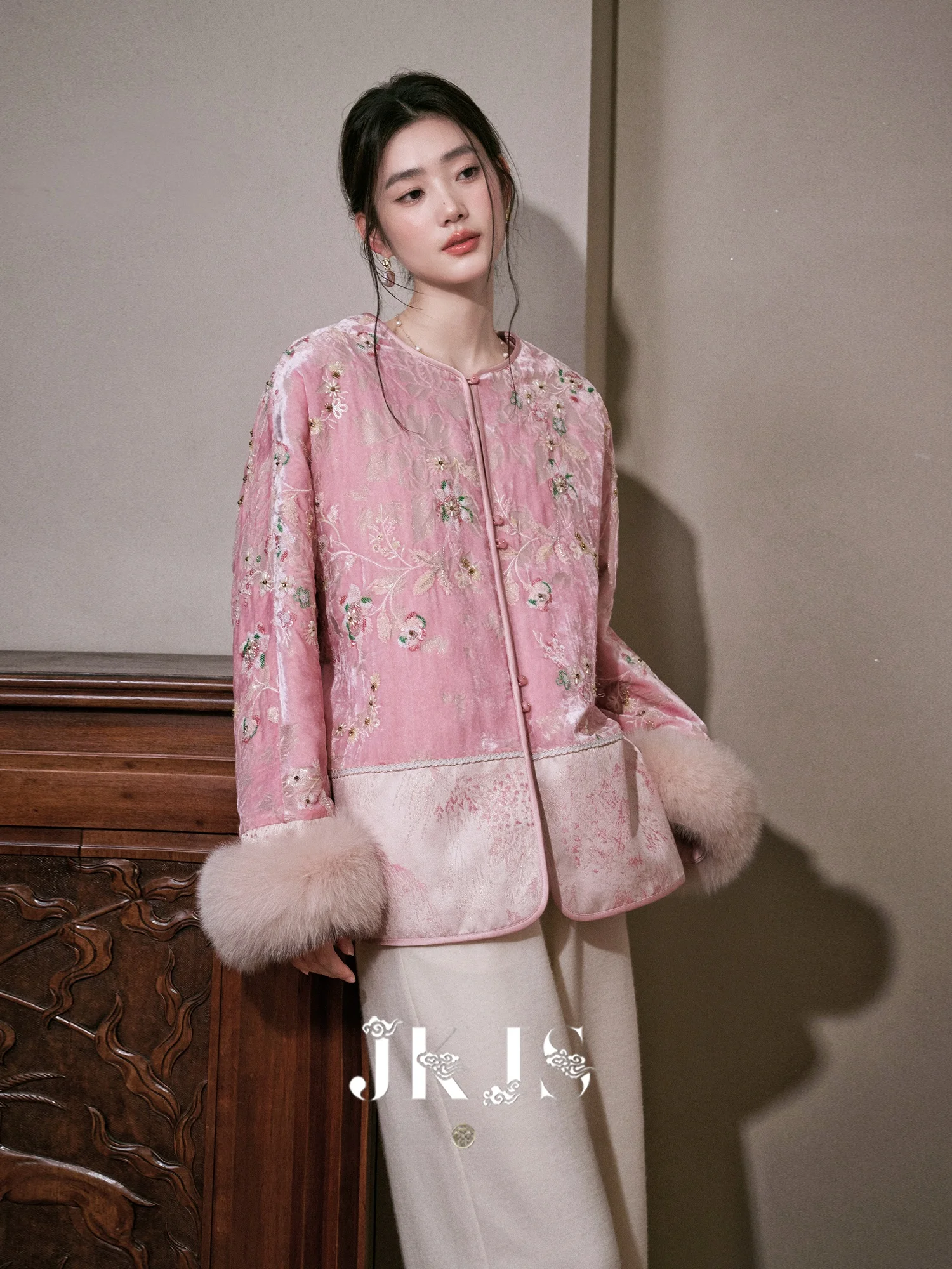 Новое женское зимнее пальто из хлопка с вышивкой и вельветовой отделкой в китайском стиле
Новое женское зимнее пальто из хлопка с вышивкой и вельветовой отделкой в китайском стиле