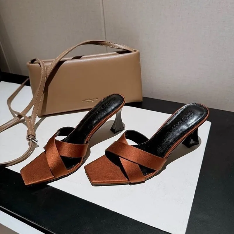 2025 Trend Women's Fashion High Heels Shoes Women's One-Packard Leather Square Head Letters Heel Open Toe Ladies Sexy Sandals
2025 Trend Women's Fashion High Heels Shoes Women's One-Packard Leather Square Head Letters Heel Open Toe Ladies Sexy Sandals
