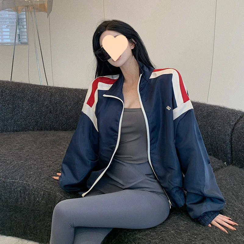 Женская летняя бейсбольная куртка-бомбер оранжево-серого цвета с тремя пуговицами, на молнии, с застежкой на кнопках, трикотажная, с отложным воротником, самоскладывающаяся.
Женская летняя бейсбольная куртка-бомбер оранжево-серого цвета с тремя пуговицами, на молнии, с застежкой на кнопках, трикотажная, с отложным воротником, самоскладывающаяся.