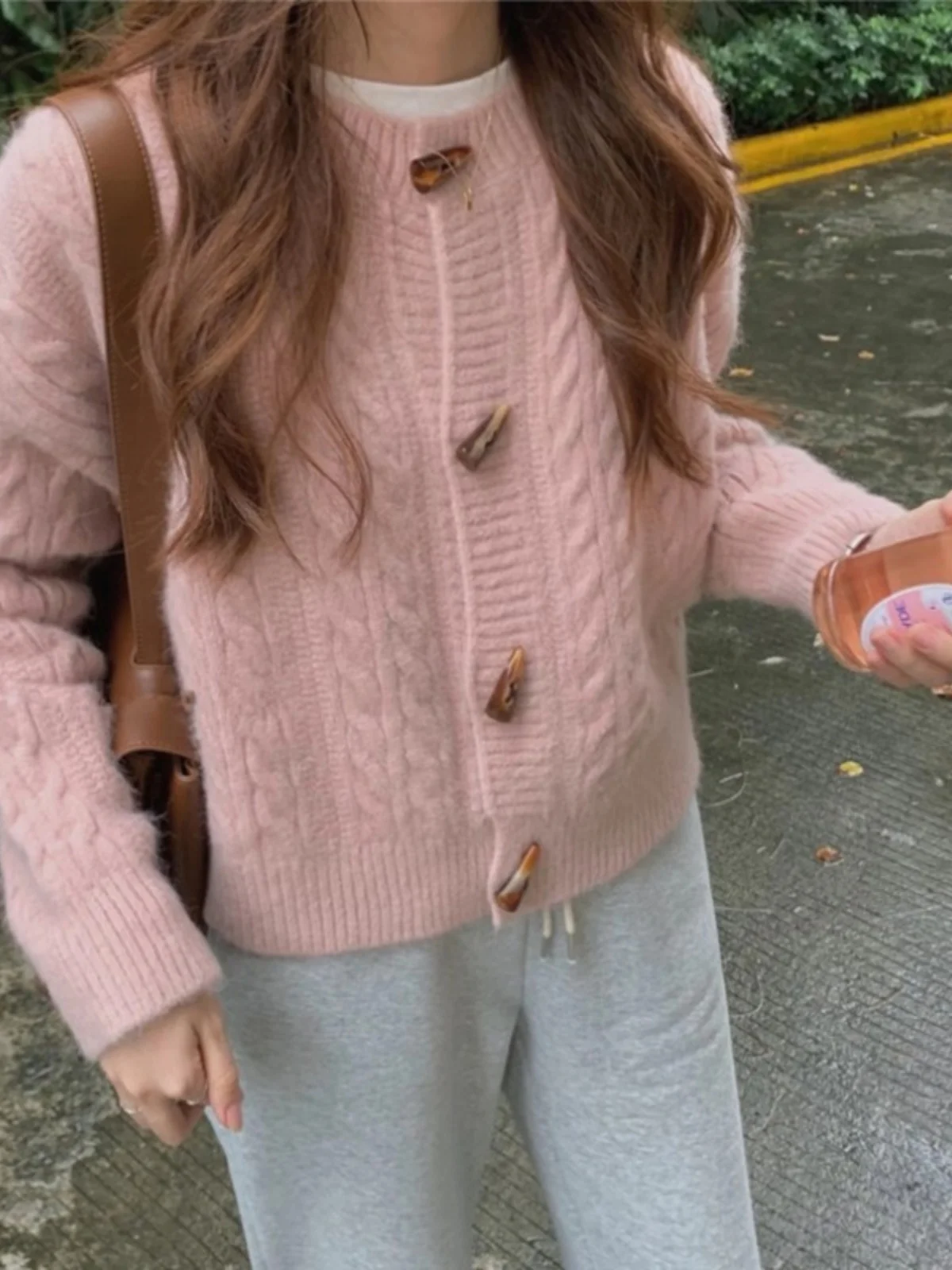 Мягкий молочный вязаный свитер, женский весенне-осенний свободный открытый кардиган, верхняя одежда, повседневный однотонный круглый длинный S...
Мягкий молочный вязаный свитер, женский весенне-осенний свободный открытый кардиган, верхняя одежда, повседневный однотонный круглый длинный S...