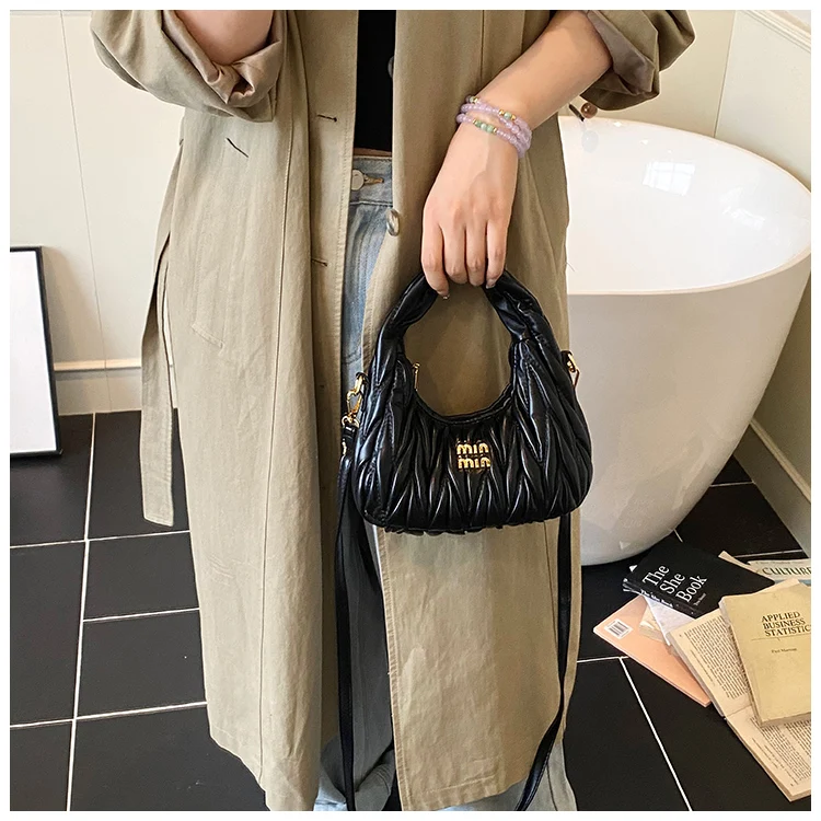 Шикарная высококачественная кожаная сумка через плечо с буквенным логотипом для женщин, элегантная парижская мода, большая вместимость
Шикарная высококачественная кожаная сумка через плечо с буквенным логотипом для женщин, элегантная парижская мода, большая вместимость