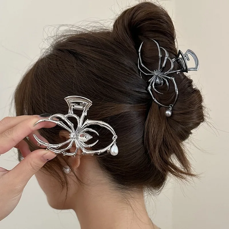 Gothic Spider Shaped Hair Claw Clip for Women Hollow Out Metal Imitation Pearl Shark Clips Charms Cool Girls Hair Accessories M
Gothic Spider Shaped Hair Claw Clip for Women Hollow Out Metal Imitation Pearl Shark Clips Charms Cool Girls Hair Accessories M