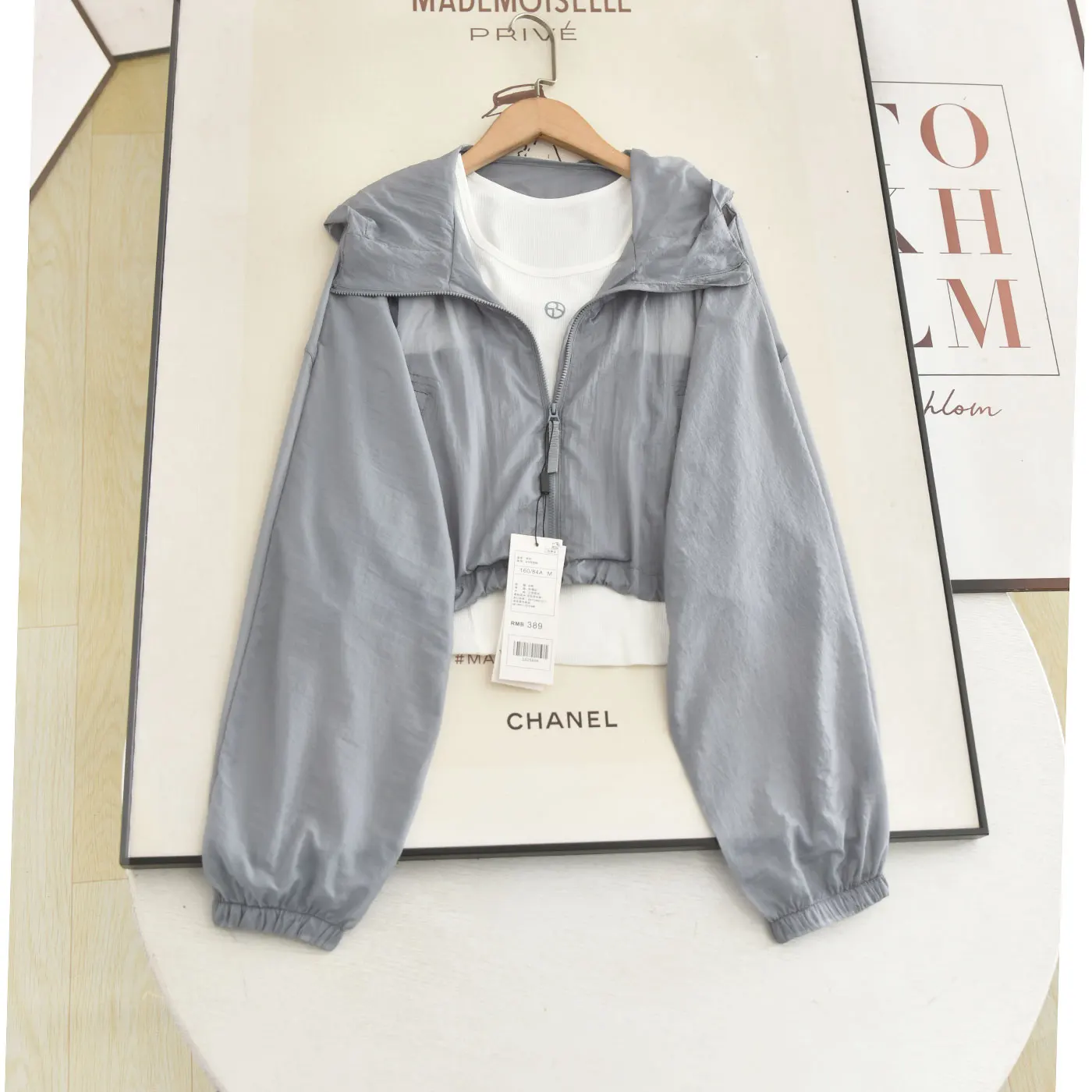 White Lightweight Summer Sun Protection Coat with Hood And Strap Two-Piece Set Women's Fashionable Vest Long Sleeve Short Length
White Lightweight Summer Sun Protection Coat with Hood And Strap Two-Piece Set Women's Fashionable Vest Long Sleeve Short Length