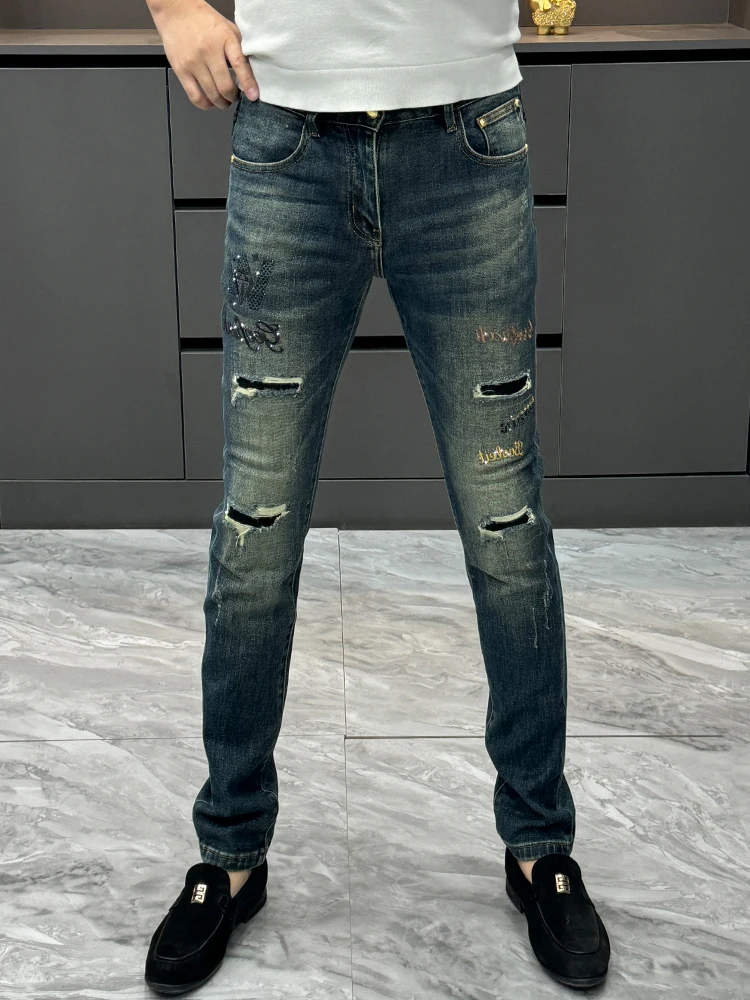Мужские джинсы с модным дизайном, пэчворк, вышивка, рваные, зауженные, с бриллиантами, повседневные, прямые, со средней посадкой, на молнии
Мужские джинсы с модным дизайном, пэчворк, вышивка, рваные, зауженные, с бриллиантами, повседневные, прямые, со средней посадкой, на молнии