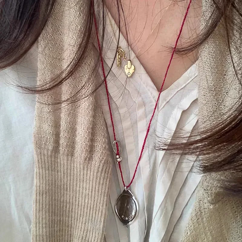 * Niche Burning Silver Tag Necklace, New Chinese Retro Light Luxury New Year's Eve Adjustable Red Rope Pendant Sweater Chain
* Niche Burning Silver Tag Necklace, New Chinese Retro Light Luxury New Year's Eve Adjustable Red Rope Pendant Sweater Chain