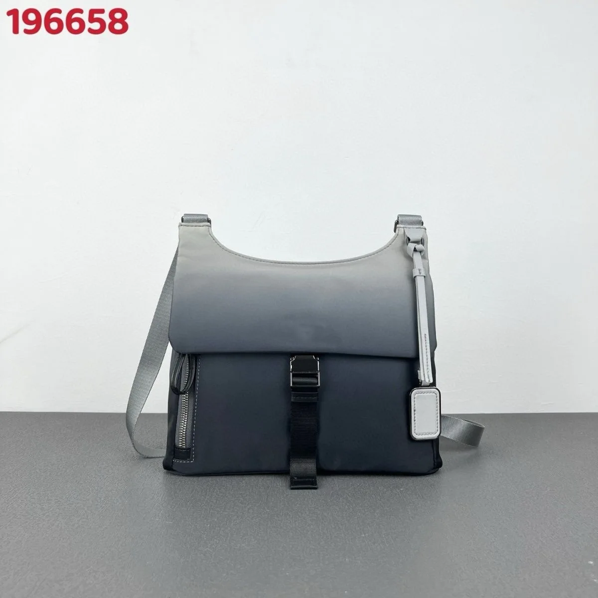 Модная нейлоновая сумка через плечо для женщин, простая повседневная сумка для ежедневных поездок на работу 196658
Модная нейлоновая сумка через плечо для женщин, простая повседневная сумка для ежедневных поездок на работу 196658