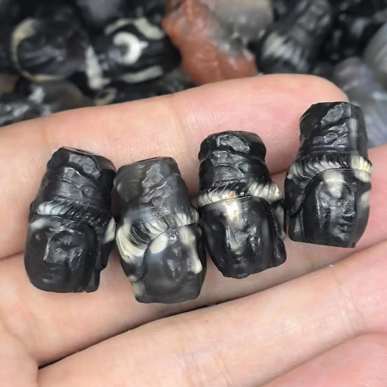 1pcs/lot Natural Old Dzi Beads Agate Carving Pendant Beads avalokitesvara head black and white diy bracelet necklace gem jewelry
1pcs/lot Natural Old Dzi Beads Agate Carving Pendant Beads avalokitesvara head black and white diy bracelet necklace gem jewelry
