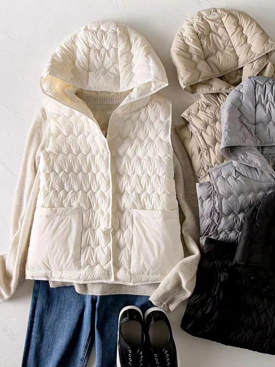 Легкий повседневный хлопковый пуховый жилет для женщин, модная куртка с капюшоном на одной пуговице, утепленная зимняя верхняя одежда
Легкий повседневный хлопковый пуховый жилет для женщин, модная куртка с капюшоном на одной пуговице, утепленная зимняя верхняя одежда