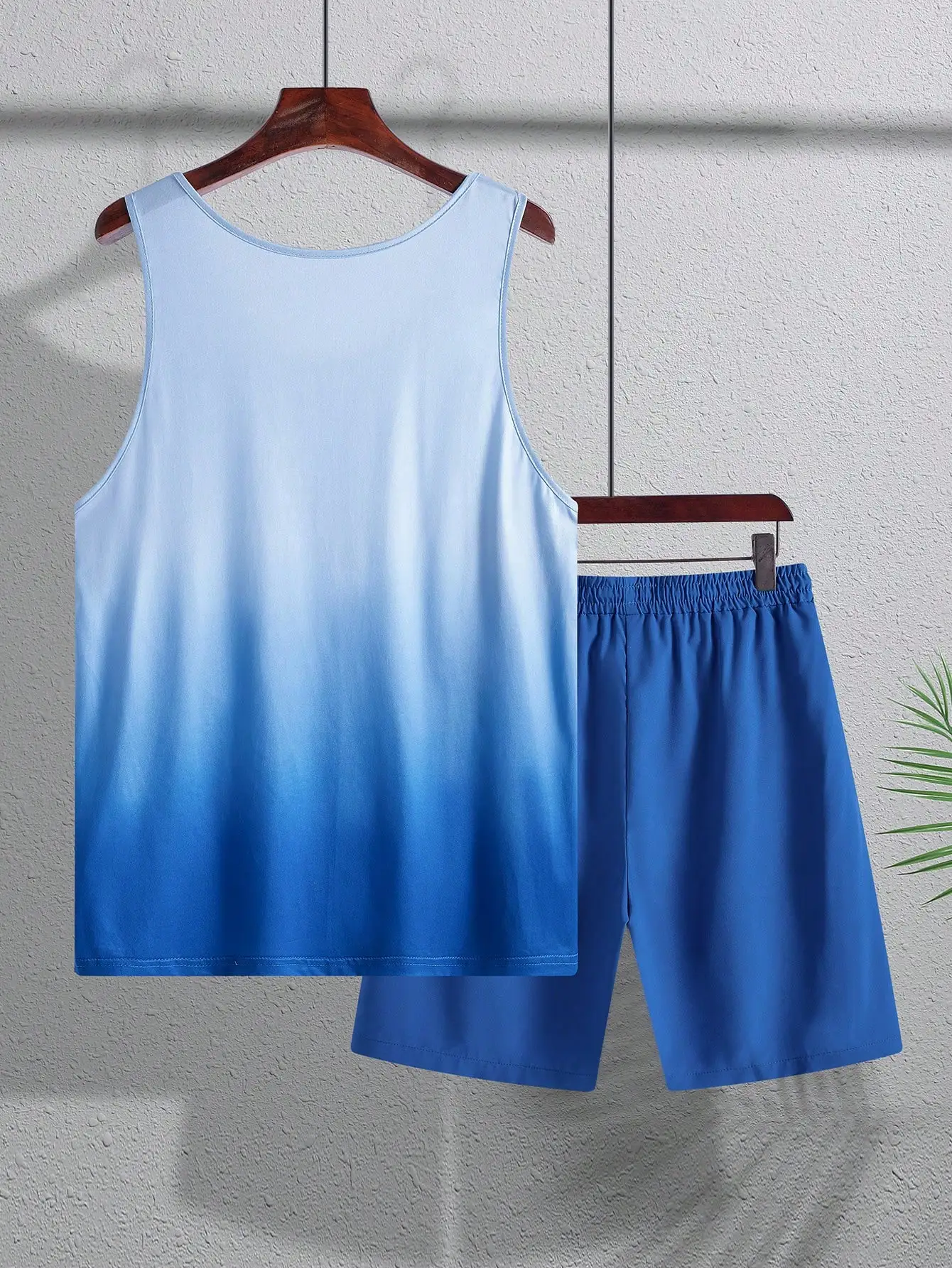 Men's Gradient Blue Tank Top And Shorts Set With Palm Tree Print For Summer Beach Wear
Men's Gradient Blue Tank Top And Shorts Set With Palm Tree Print For Summer Beach Wear