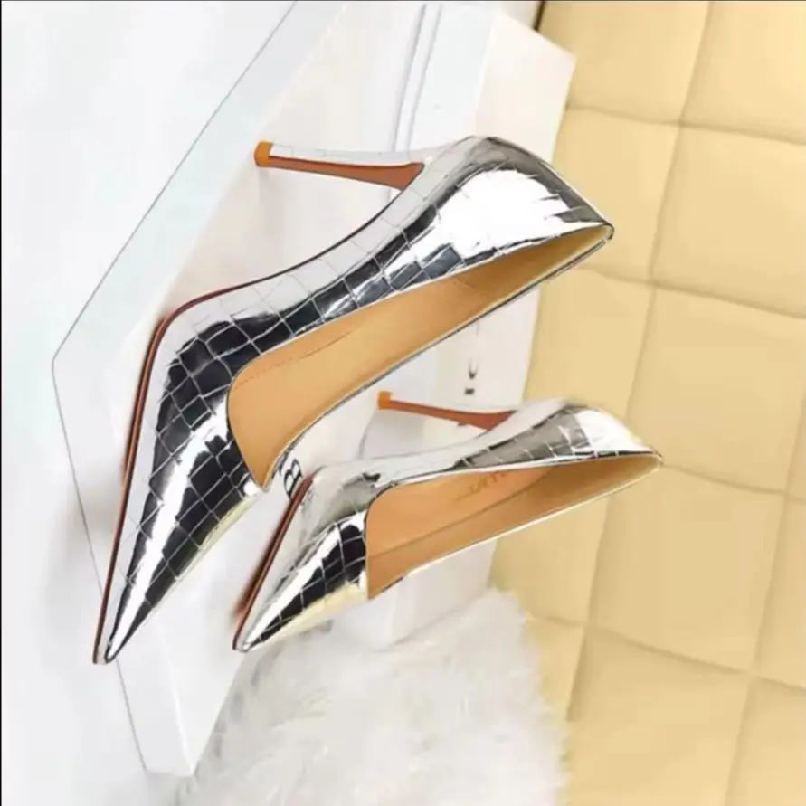 BIGTREE/женские туфли-лодочки в стиле ретро, туфли-лодочки на высоком каблуке-шпильке с металлическим узором и камнем, вечерние туфли с острым носком, большой размер 43, пикантная обувь
BIGTREE/женские туфли-лодочки в стиле ретро, туфли-лодочки на высоком каблуке-шпильке с металлическим узором и камнем, вечерние туфли с острым носком, большой размер 43, пикантная обувь