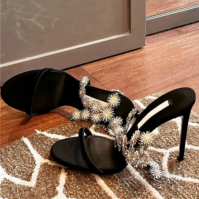 Роскошные брендовые женские туфли на высоком каблуке с блестящими бриллиантами, лето 2024, сандалии с открытым носком и перекрестной завязкой, женские пикантные вечерние модельные туфли с цепочкой 
Роскошные брендовые женские туфли на высоком каблуке с блестящими бриллиантами, лето 2024, сандалии с открытым носком и перекрестной завязкой, женские пикантные вечерние модельные туфли с цепочкой