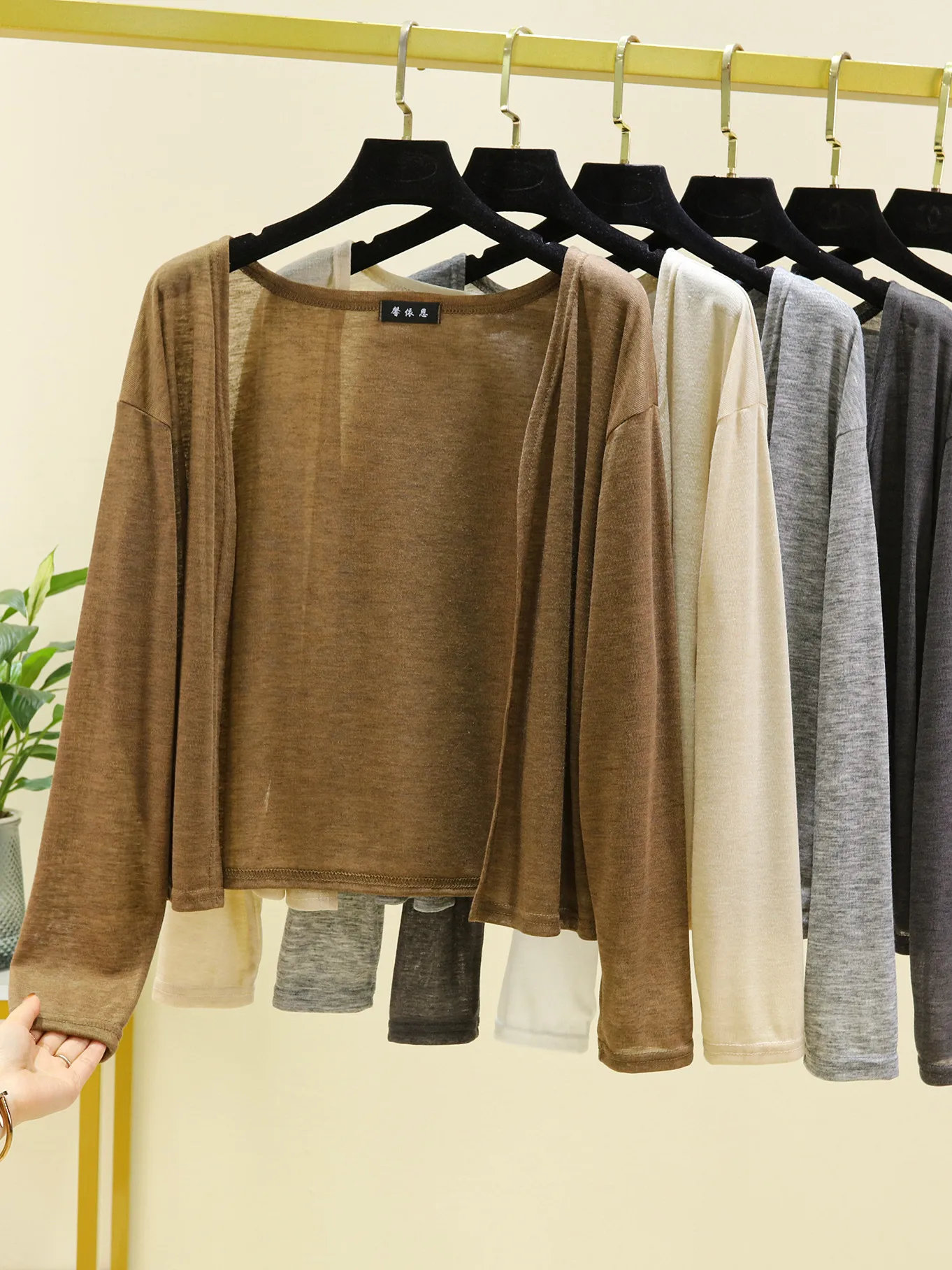 Летний тонкий шелковый кардиган с защитой от солнца, женский топ с длинными рукавами, тонкая верхняя одежда, свободная универсальная модель для кондиционированных помещений
Летний тонкий шелковый кардиган с защитой от солнца, женский топ с длинными рукавами, тонкая верхняя одежда, свободная универсальная модель для кондиционированных помещений