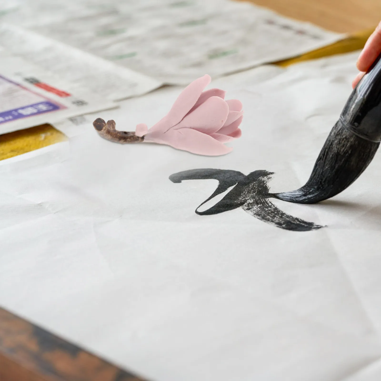 Керамическая подставка для кистей в форме цветка для каллиграфии, рисования и письма, декоративный элемент для художественной студии, китайский стиль
Керамическая подставка для кистей в форме цветка для каллиграфии, рисования и письма, декоративный элемент для художественной студии, китайский стиль