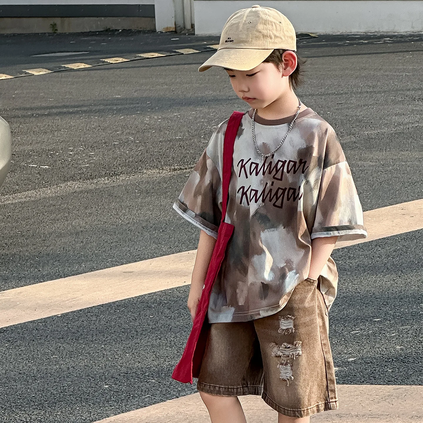 Children's Korean Version 2025 New Summer Denim Shorts Handsome Boys' Trendy Brand Short Sleeved Wide Leg
Children's Korean Version 2025 New Summer Denim Shorts Handsome Boys' Trendy Brand Short Sleeved Wide Leg