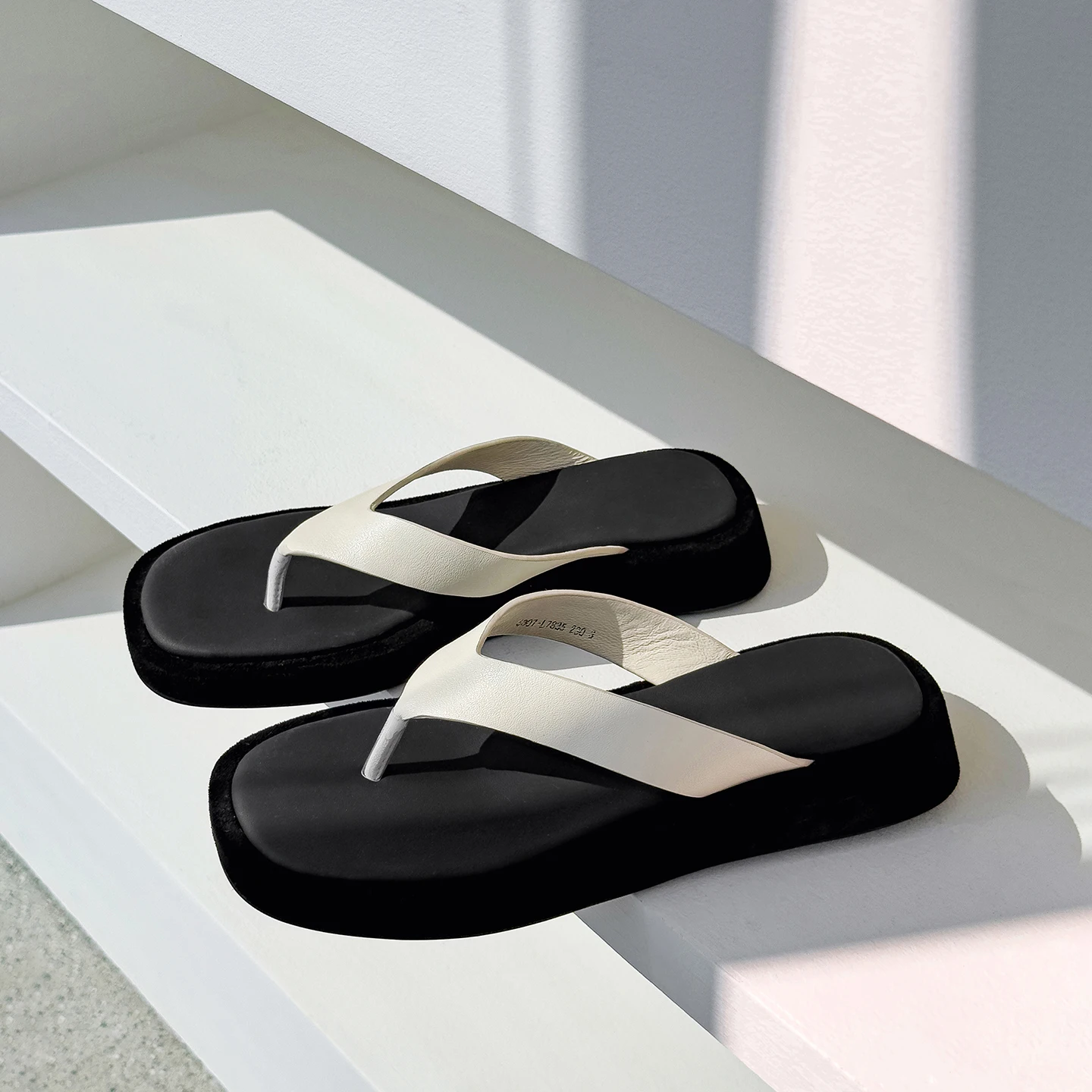 Genuine Leather Cowhide Women's Slippers, Flats Summer Flip-Flops Women Sandals, Fashion Women Shoes
Genuine Leather Cowhide Women's Slippers, Flats Summer Flip-Flops Women Sandals, Fashion Women Shoes