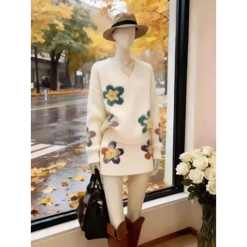 Korean-style Sweet Floral Sweater Short Skirt Two-piece Knitted Set Women Spring Autumn Exuding Sense Elegance Sophistication
Korean-style Sweet Floral Sweater Short Skirt Two-piece Knitted Set Women Spring Autumn Exuding Sense Elegance Sophistication