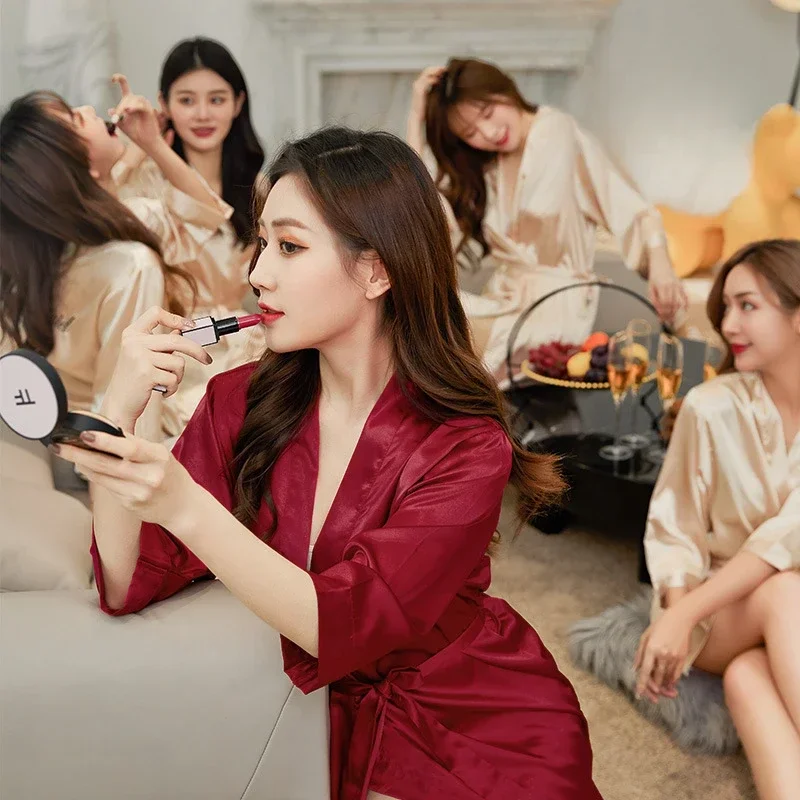 Bridal Robe Morning Robe Women's Nightgown Wedding Makeup Bridesmaid Group Wedding Kimono Imitation Silk Cardigan Bathrobe
Bridal Robe Morning Robe Women's Nightgown Wedding Makeup Bridesmaid Group Wedding Kimono Imitation Silk Cardigan Bathrobe