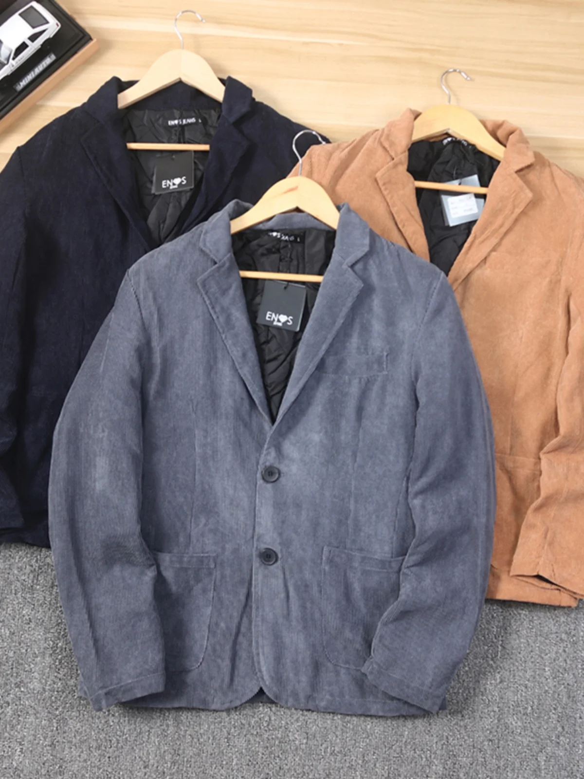 Faionable вельветовый мужской повседневный деловой костюм Jaet Thiened весеннего сезона однобортное пальто с двумя пуговицами
Faionable вельветовый мужской повседневный деловой костюм Jaet Thiened весеннего сезона однобортное пальто с двумя пуговицами