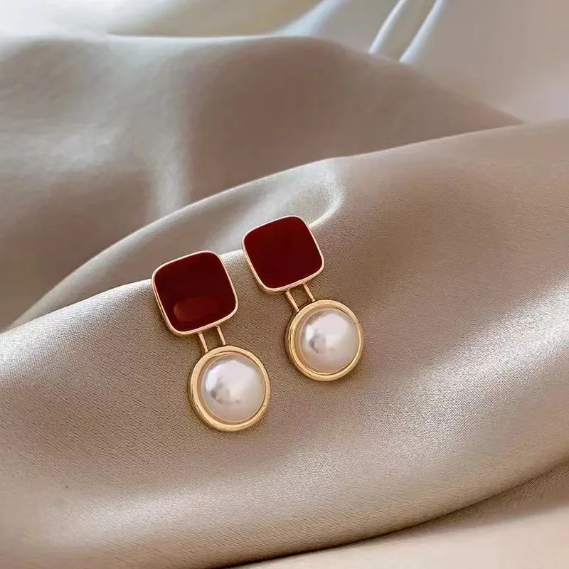 Square Burgundy Oil Drop Pearl Earrings Silver Needle High-end French High-end Geometry
Square Burgundy Oil Drop Pearl Earrings Silver Needle High-end French High-end Geometry