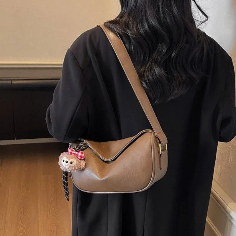 Luxury Elegant Vintage Leather Crossbody Bag For Women In Solid Color With Trendy Design Large Capacity And Minimalist Style
Luxury Elegant Vintage Leather Crossbody Bag For Women In Solid Color With Trendy Design Large Capacity And Minimalist Style