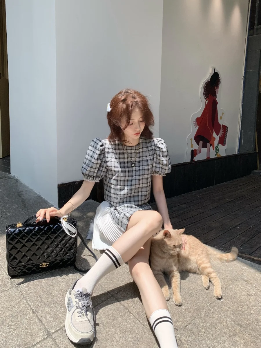 Комплект Pinky Piggy в клетку: повседневный женский костюм с плиссированной юбкой и дизайнерскими вставками, летний/весенний сезон, полиэстер
Комплект Pinky Piggy в клетку: повседневный женский костюм с плиссированной юбкой и дизайнерскими вставками, летний/весенний сезон, полиэстер