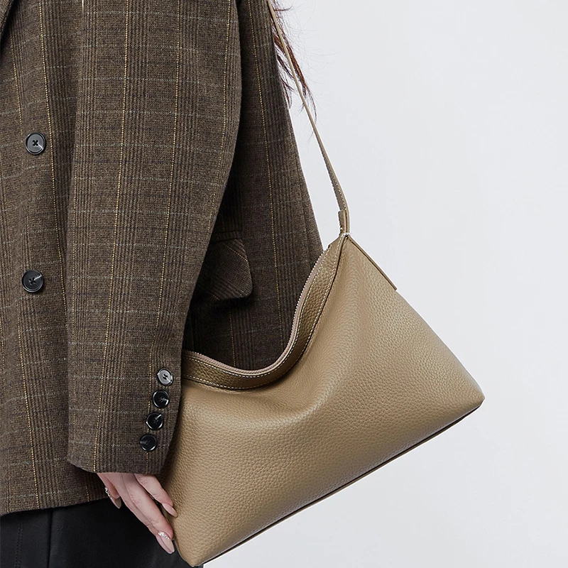 New 2025 Women Messenger Bag Soft Leather Fashion Girl Handbags Luxury Designer Shoulder Large Capacity Hobo Bag For Female
New 2025 Women Messenger Bag Soft Leather Fashion Girl Handbags Luxury Designer Shoulder Large Capacity Hobo Bag For Female