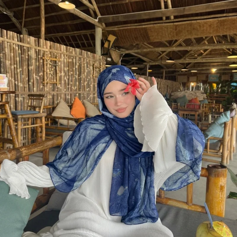 Elegant Muslim Hijab Luxury Gold Vein Scarf Breathable Bandana Stylish Head Cover for Women Beach Vacation Weekend Gathering
Elegant Muslim Hijab Luxury Gold Vein Scarf Breathable Bandana Stylish Head Cover for Women Beach Vacation Weekend Gathering