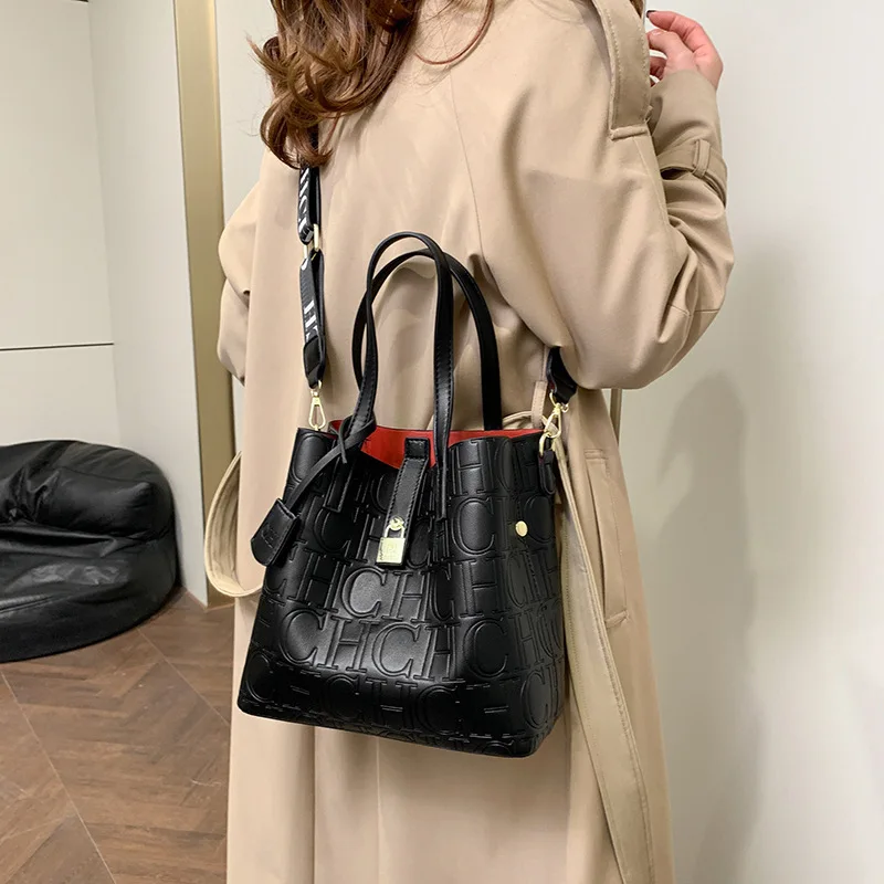 Женская сумка через плечо большой вместимости 2024, большая сумка, сумка через плечо, сумка-ведро, роскошная сумка, модный буквенный принт
Женская сумка через плечо большой вместимости 2024, большая сумка, сумка через плечо, сумка-ведро, роскошная сумка, модный буквенный принт