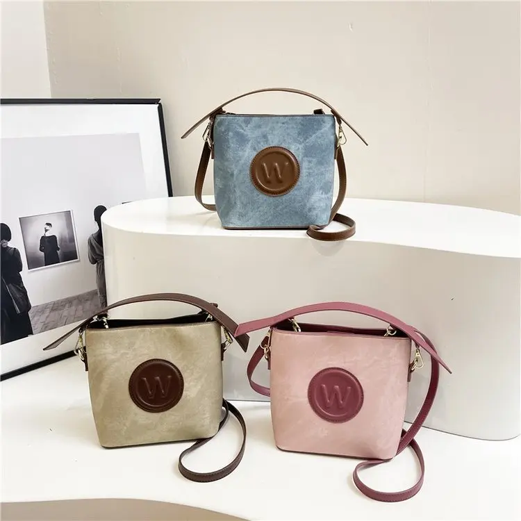 Зима 2025 657, новая модная универсальная сумка на одно плечо, маленькая квадратная сумка через плечо, сумка для подмышек, большая вместительная сумка для путешествий
Зима 2025 657, новая модная универсальная сумка на одно плечо, маленькая квадратная сумка через плечо, сумка для подмышек, большая вместительная сумка для путешествий