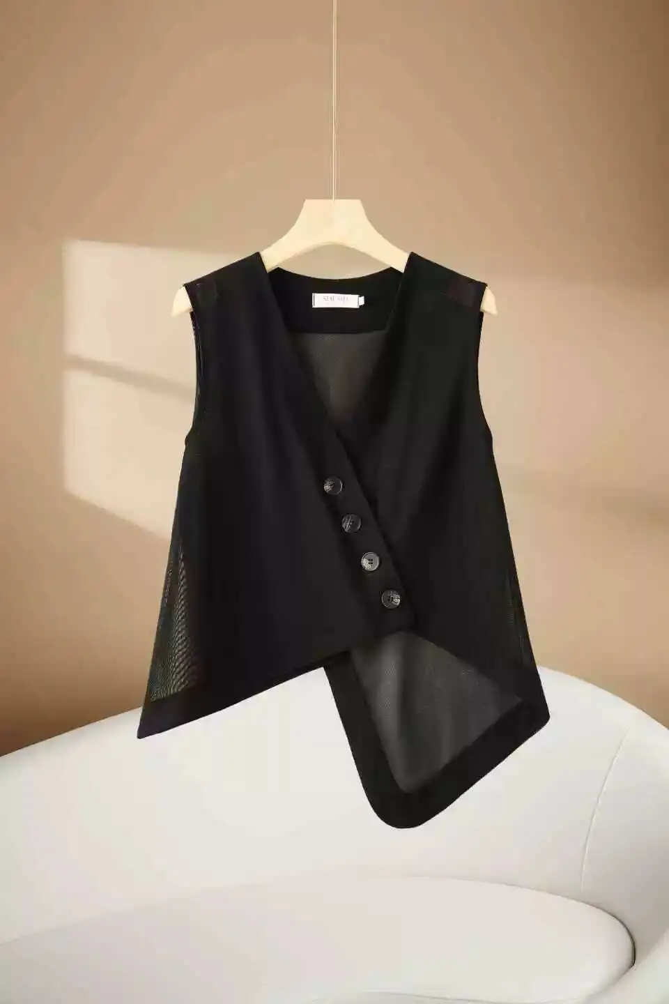 2026 Summer New Women Elegant V Neck Vest Thin Loose Outerwear Sleeveless Casual Fashion Daily Trendy Tops
2026 Summer New Women Elegant V Neck Vest Thin Loose Outerwear Sleeveless Casual Fashion Daily Trendy Tops