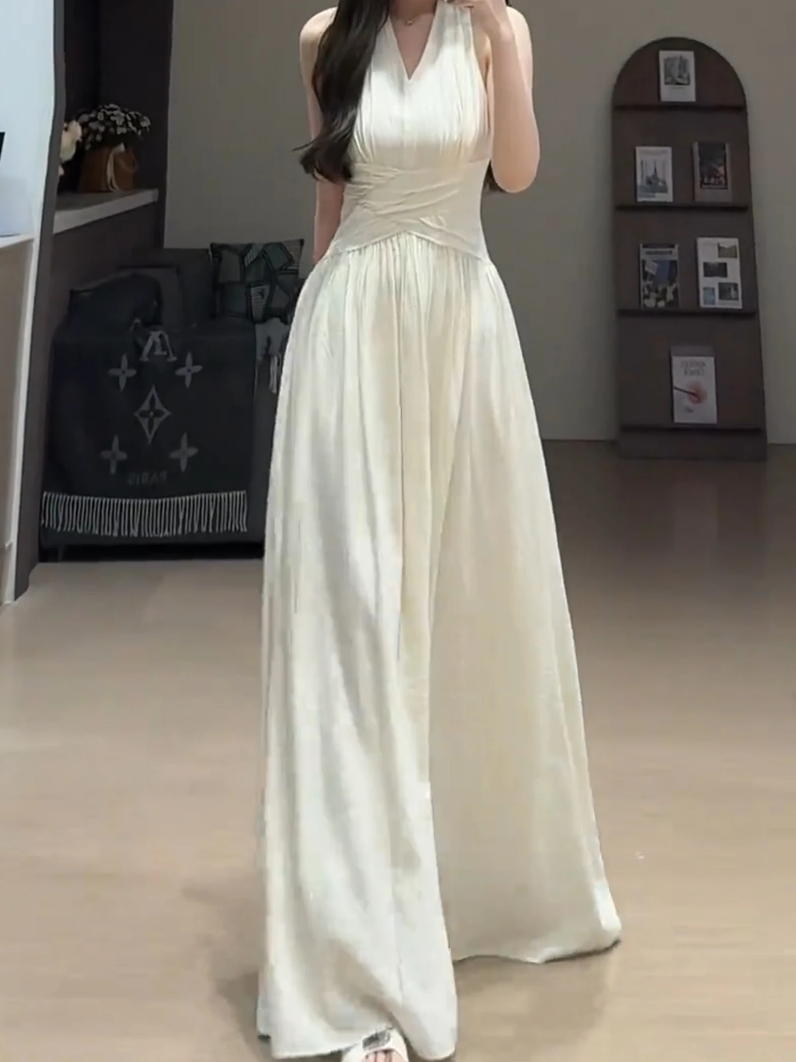 Elegant Slimming White V-Neck Dress Hanging Neck Sleeveless Long Dress Korean Style High Waist Summer Citywalk A-Line Skirt
Elegant Slimming White V-Neck Dress Hanging Neck Sleeveless Long Dress Korean Style High Waist Summer Citywalk A-Line Skirt