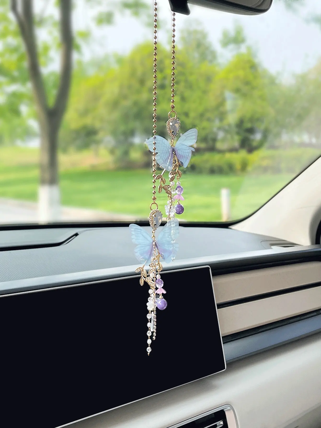 Exquisite butterfly car pendant, lovely hanging decor for rearview mirror. Charming delicate style, ideal ornament for women to beautify car interior, stylish and practical daily auto accessory.
Exquisite butterfly car pendant, lovely hanging decor for rearview mirror. Charming delicate style, ideal ornament for women to beautify car interior, stylish and practical daily auto accessory.