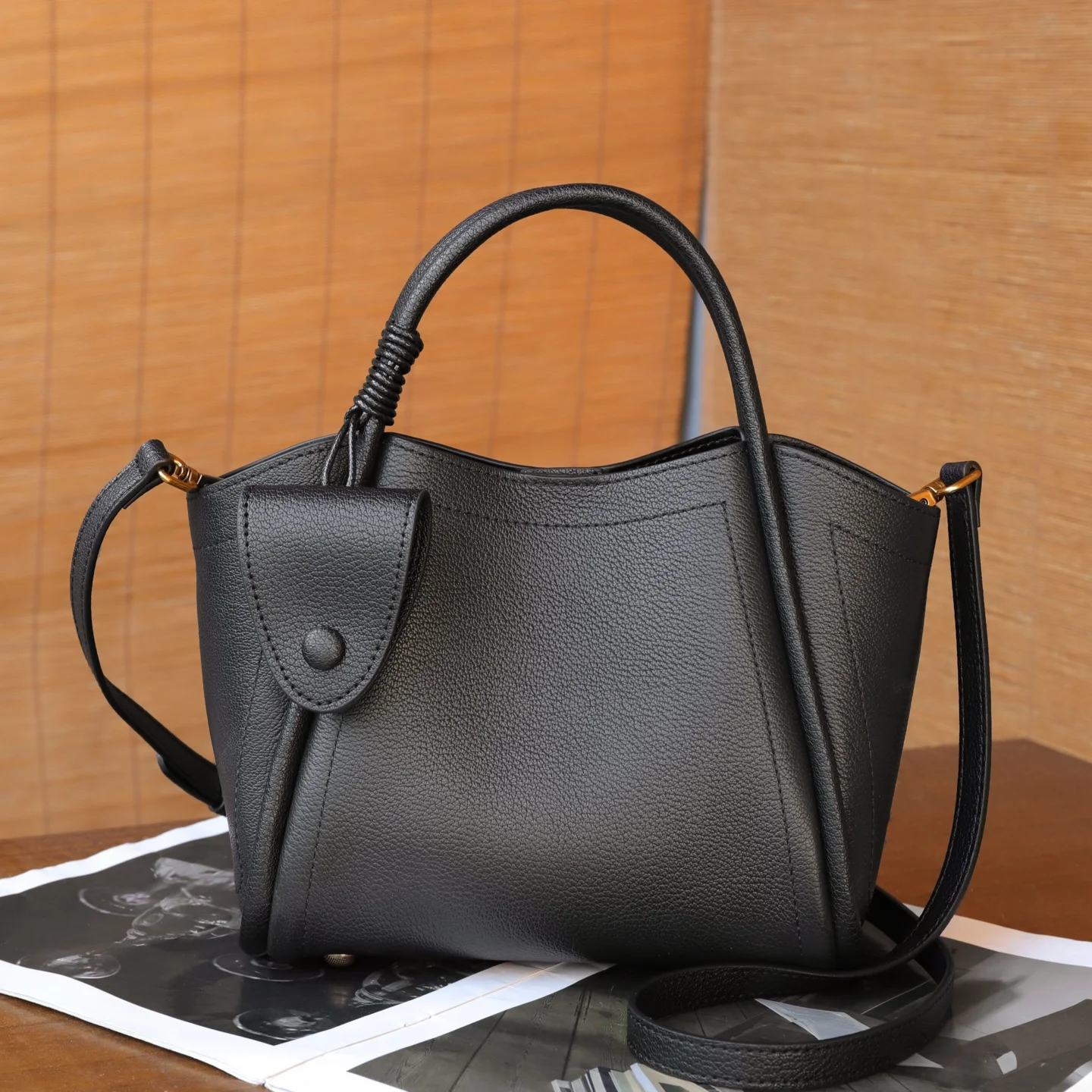 Genuine Grade Cow Leather Women's Shoulder Crossbody Bucket Bags Luxury Designer Brand Ladies Cowhide Handbag High Quality Tote
Genuine Grade Cow Leather Women's Shoulder Crossbody Bucket Bags Luxury Designer Brand Ladies Cowhide Handbag High Quality Tote