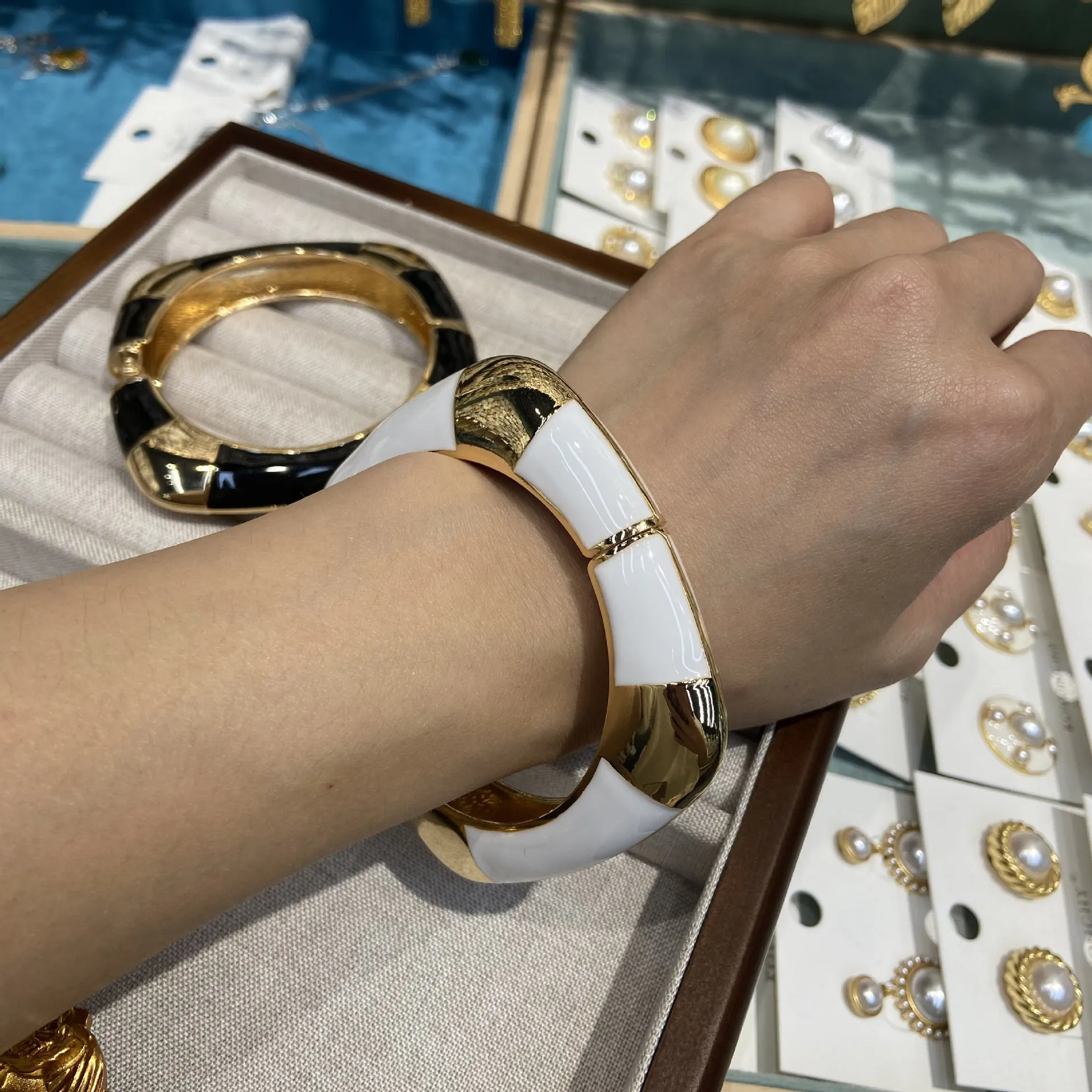 Vintage Quadrilateral Thick Heavy Industry Bracelet for Woman Man Square Geometry Simple Enamel Drops Oil Bangle Hip Pop Party
Vintage Quadrilateral Thick Heavy Industry Bracelet for Woman Man Square Geometry Simple Enamel Drops Oil Bangle Hip Pop Party