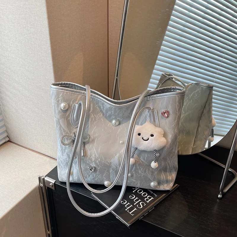 Роскошная женская винтажная сумка через плечо 2025, стеганая сумка через плечо, многофункциональная повседневная сумка-шоппер для выходных и путешествий
Роскошная женская винтажная сумка через плечо 2025, стеганая сумка через плечо, многофункциональная повседневная сумка-шоппер для выходных и путешествий 