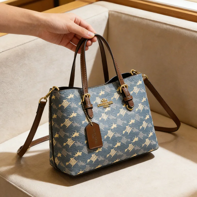 Премиальная дизайнерская сумка 2026 года, новая винтажная вместительная сумка для поездок на работу, универсальная и модная сумка через плечо.
Премиальная дизайнерская сумка 2026 года, новая винтажная вместительная сумка для поездок на работу, универсальная и модная сумка через плечо.