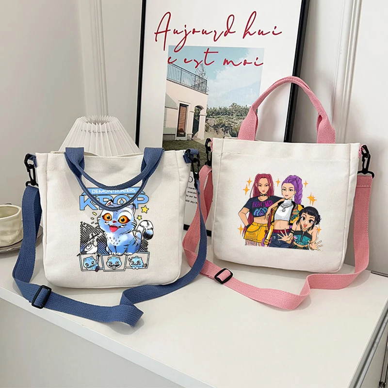 KPop Demon Hunting, маленькая холщовая сумка на плечо, популярная студенческая сумка через плечо из фильма, милая женская сумка, забавные подарки на день рождения 
KPop Demon Hunting, маленькая холщовая сумка на плечо, популярная студенческая сумка через плечо из фильма, милая женская сумка, забавные подарки на день рождения