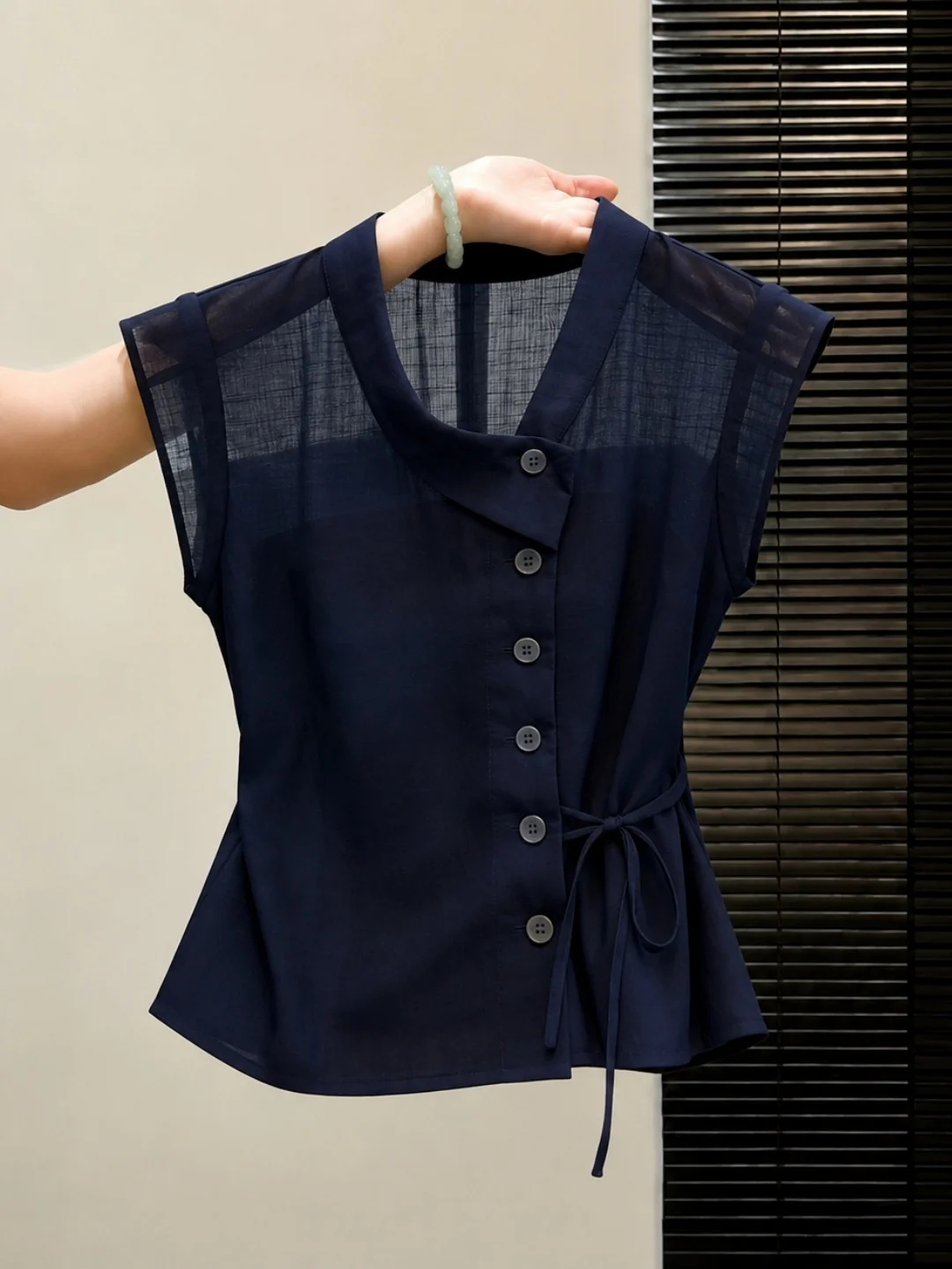 Elegant White Short Sleeve Shirt Women's Fashionable Belted Waist Design Commute Korean Style Straight Cut Summer Top
Elegant White Short Sleeve Shirt Women's Fashionable Belted Waist Design Commute Korean Style Straight Cut Summer Top