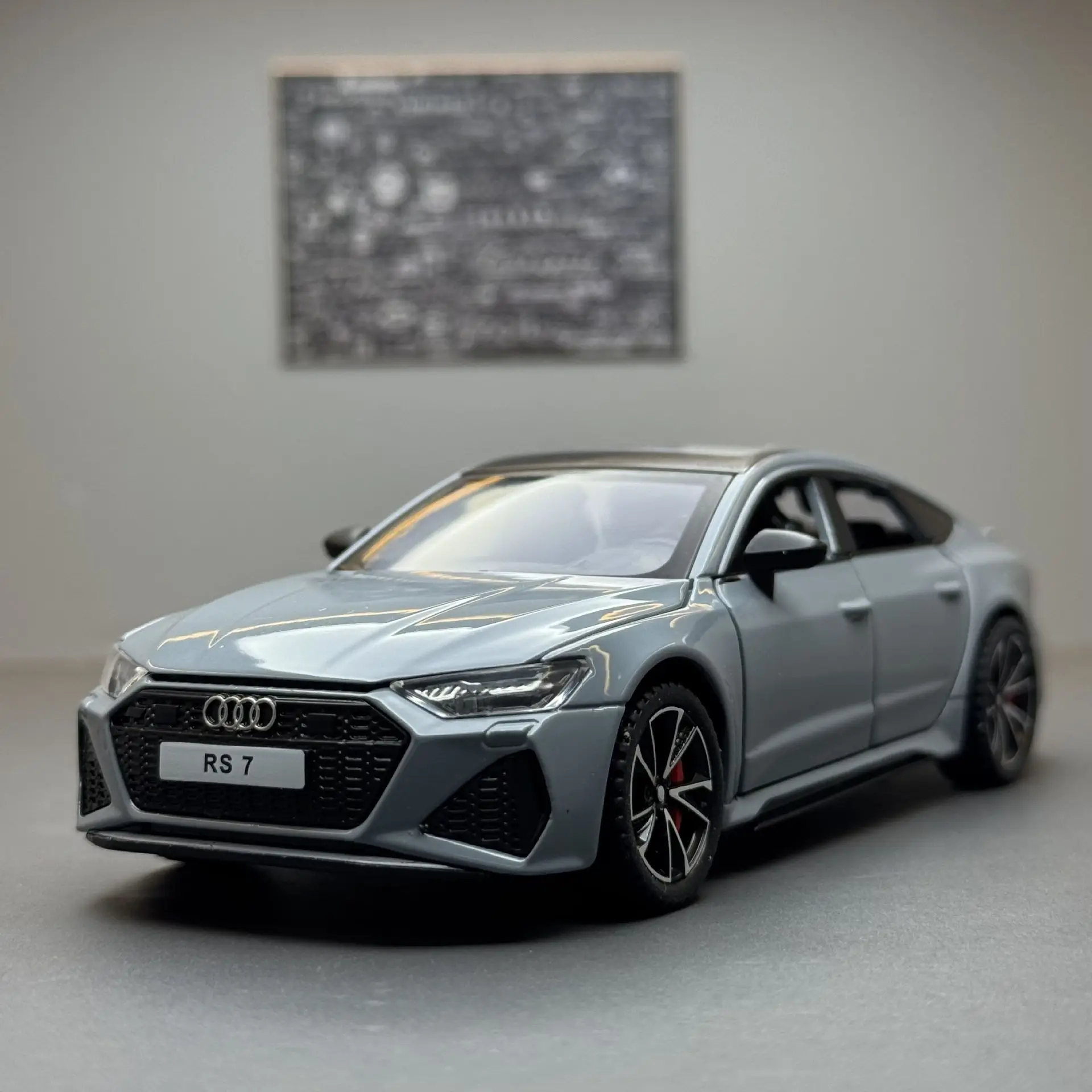 1/32 Alloy car modelAudi RS7 sports car sound and light pull back children's toy sound model ornament
1/32 Alloy car modelAudi RS7 sports car sound and light pull back children's toy sound model ornament