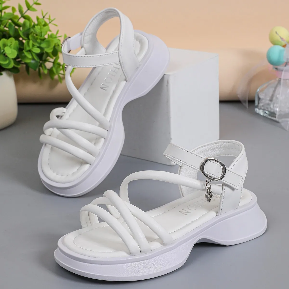 Girls Strappy Leather Sandals 2026 New Summer Kids Chunky Beach Sandals Non-slip Simple Trendy Kids School Daily Wear Barefoot
Girls Strappy Leather Sandals 2026 New Summer Kids Chunky Beach Sandals Non-slip Simple Trendy Kids School Daily Wear Barefoot