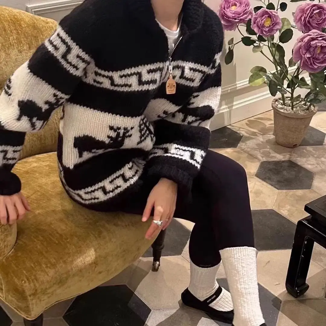 2025 Autumn and Winter Collar New Zipper Style Jacquard Design Loose Knitted Cardigan Coat Sweater for Women
2025 Autumn and Winter Collar New Zipper Style Jacquard Design Loose Knitted Cardigan Coat Sweater for Women