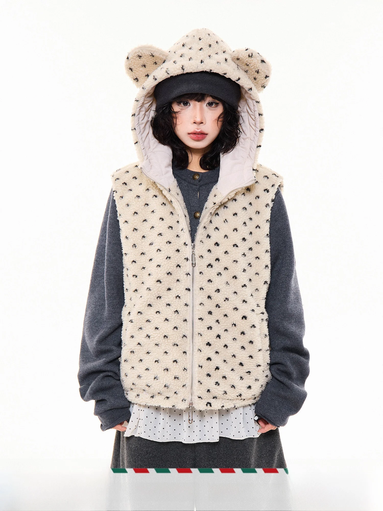 Теплый жилет с капюшоном из меха ягненка с медвежьими ушками, женская верхняя одежда, зимняя универсальная многослойная хлопковая одежда небольшого размера MKGO
Теплый жилет с капюшоном из меха ягненка с медвежьими ушками, женская верхняя одежда, зимняя универсальная многослойная хлопковая одежда небольшого размера MKGO