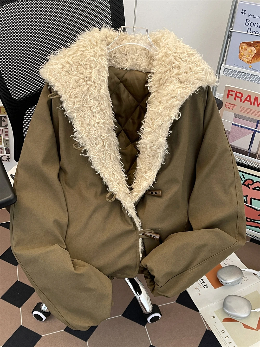 Trendy Puffy Floral Cotton Jacket Unisex Short Wide Boxy Style Autumn Winter Coat Button Closure Warm Casual Long Sleeve Shirt
Trendy Puffy Floral Cotton Jacket Unisex Short Wide Boxy Style Autumn Winter Coat Button Closure Warm Casual Long Sleeve Shirt