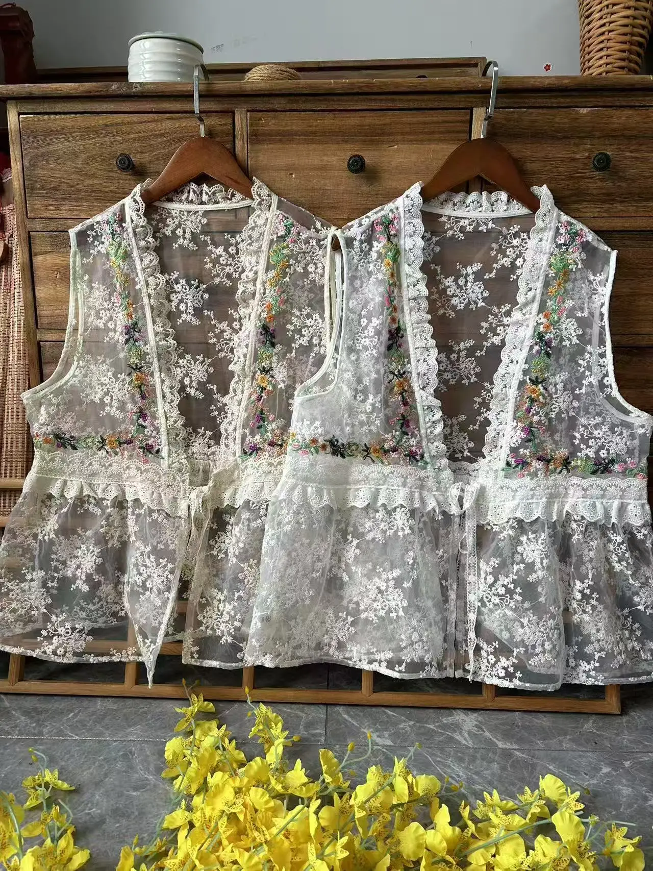 Модный белый, бежевый жилет Mori Kei с вышивкой, 2022, для женщин, летняя верхняя одежда без рукавов в японском стиле в богемном стиле на шнуровке 
Модный белый, бежевый жилет Mori Kei с вышивкой, 2022, для женщин, летняя верхняя одежда без рукавов в японском стиле в богемном стиле на шнуровке