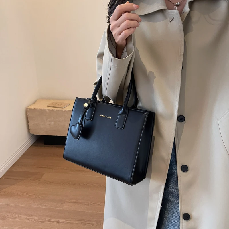 European Chic Crossbody Bag: Sophisticated Light Luxury Statement for Urban Styling, Fashionable Female Bag 2025
European Chic Crossbody Bag: Sophisticated Light Luxury Statement for Urban Styling, Fashionable Female Bag 2025
