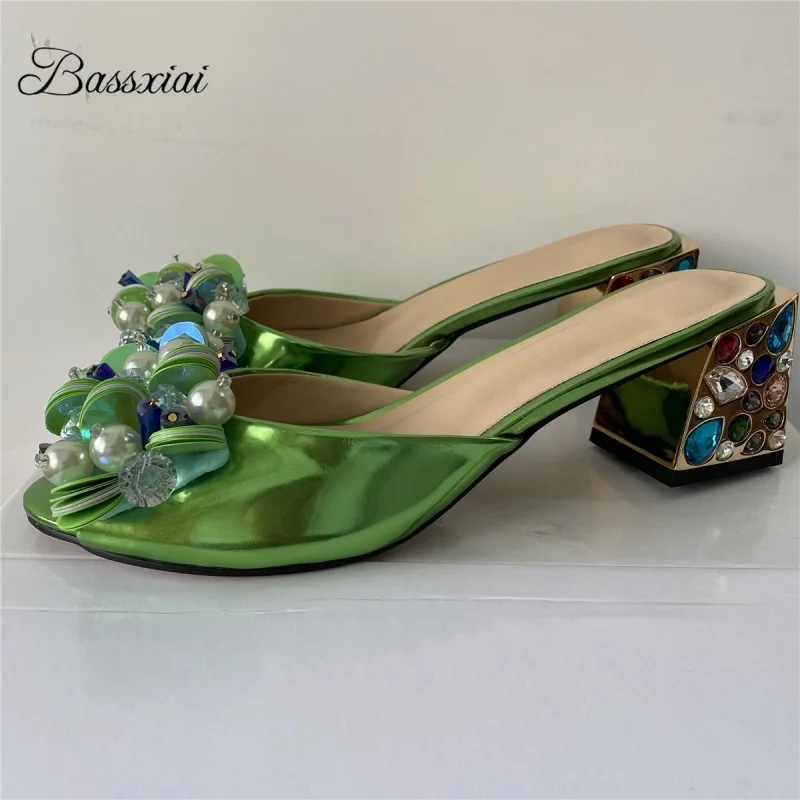 Летние сабо с жемчугом и блестками, цветочные летние сабо, разноцветные женские сандалии из лакированной кожи на квадратном каблуке с бриллиантами
Летние сабо с жемчугом и блестками, цветочные летние сабо, разноцветные женские сандалии из лакированной кожи на квадратном каблуке с бриллиантами