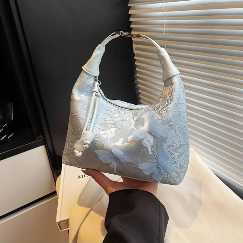 Sweet Embroidery Shoulder Bag Nylon Texture Fashion Pearl Pendant Crossbody Bag Small Bucket Handbag Women Girls
Sweet Embroidery Shoulder Bag Nylon Texture Fashion Pearl Pendant Crossbody Bag Small Bucket Handbag Women Girls